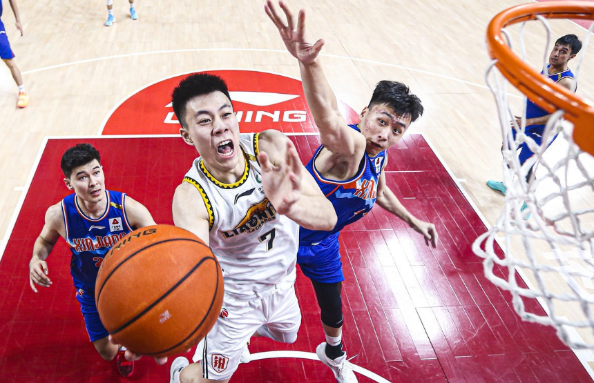 洞庭雄鲨队击败钱塘山猫队，足球大师赛上演裁判判罚引热议！豪门底蕴再次显现的简单介绍