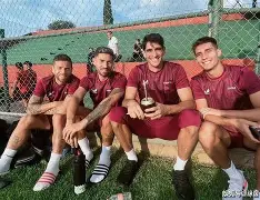 蜂鸟电竞-阿贾克斯训练开放日，关键时刻内部沟通引欢呼，欧超杯在即，纪律约束更严格(特工训练手册pdf)