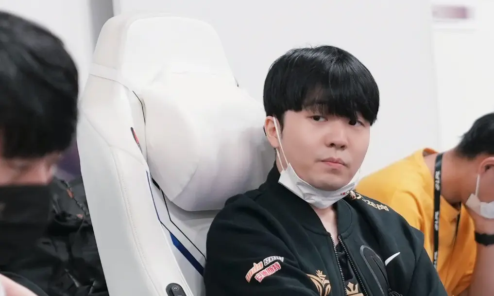 蜂鸟电竞-Uzi在澳大利亚队比赛中爆冷，出色防守引发热议！的简单介绍